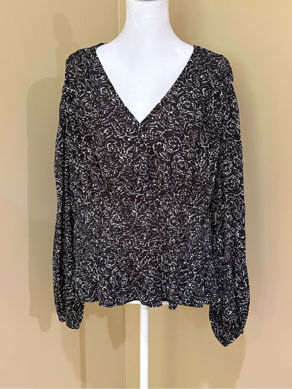 Universal Thread Black Floral V-Neck Long Sleeve Blouse